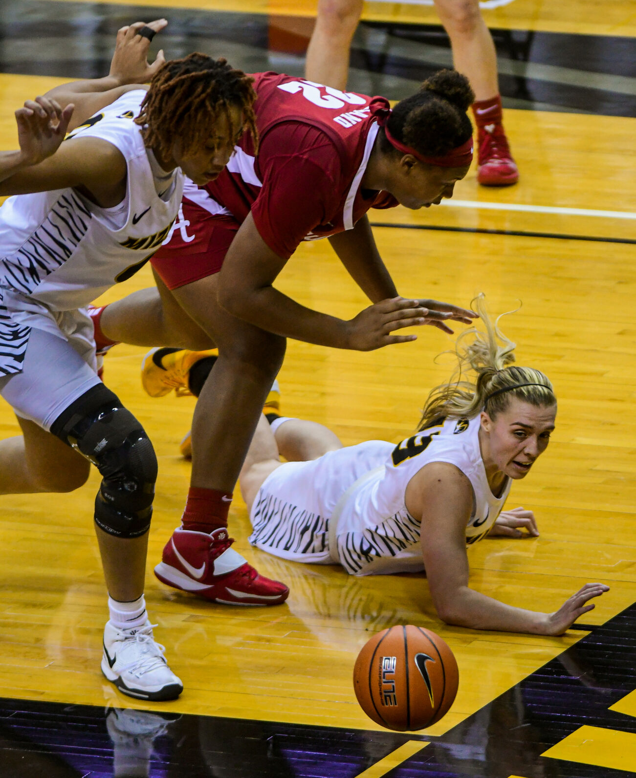 From left, Missouri’s LaDazhia Williams, Alabama’s Ariyah Copeland and Missouri’s Haley Troup watch as the ball bounces out of bounds